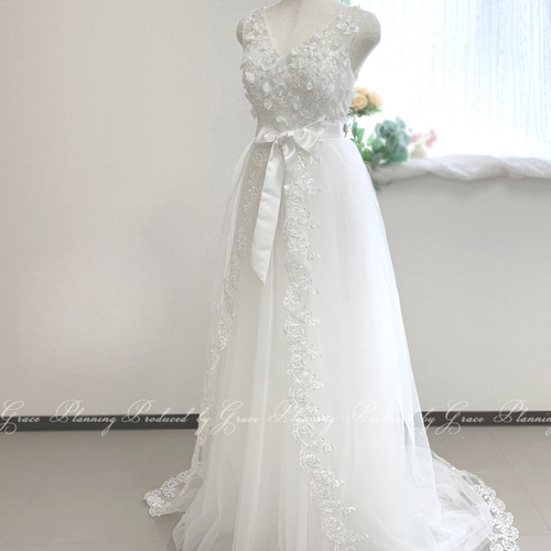 ウェディングドレスをトレーン付きドレスにアレンジできる刺繍が ウェディングドレスをトレーン付きドレスにアレンジできる刺繍が