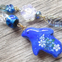 ◇2530 ✨青い星空と花うさぎ　蓄光蛍ガラスのバッグチャーム ※１点物 8枚目の画像