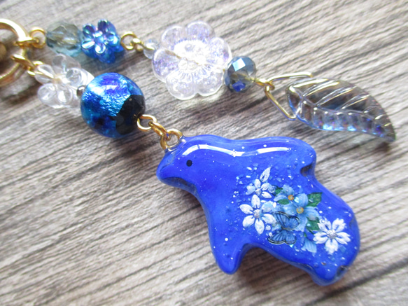 ◇2530 ✨青い星空と花うさぎ　蓄光蛍ガラスのバッグチャーム ※１点物 8枚目の画像
