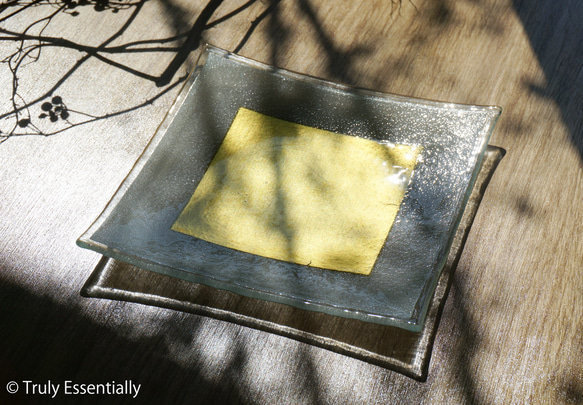 ガラスの角皿 -「 金色のガラス 」● 約19cm角 1枚目の画像