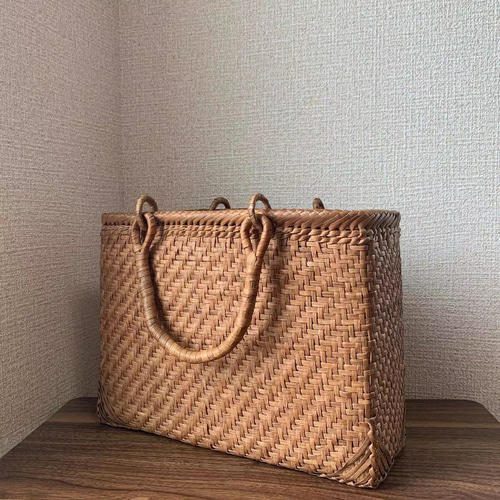 山葡萄かごバッグ　山葡萄籠バッグ　手作り　細ひご　内布あり　チャーム付き 山葡萄 山葡萄籠バッグ 手作り 山葡萄かごバッグ 内布あり、底