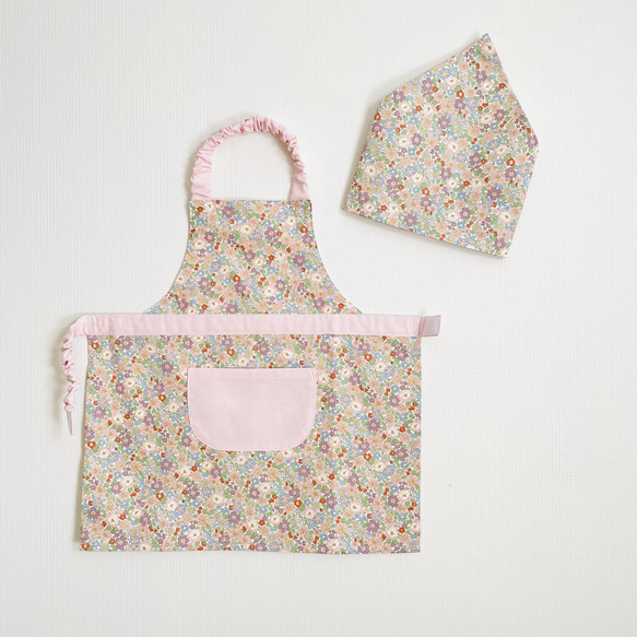 【サイズ90-130】自分で着れるキッズエプロン 三角巾付き 小花柄×ピンク 2枚目の画像
