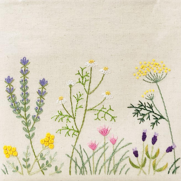 [特集掲載] 刺繍 ハーブの花 トート バック ＜生成り＞ 2枚目の画像