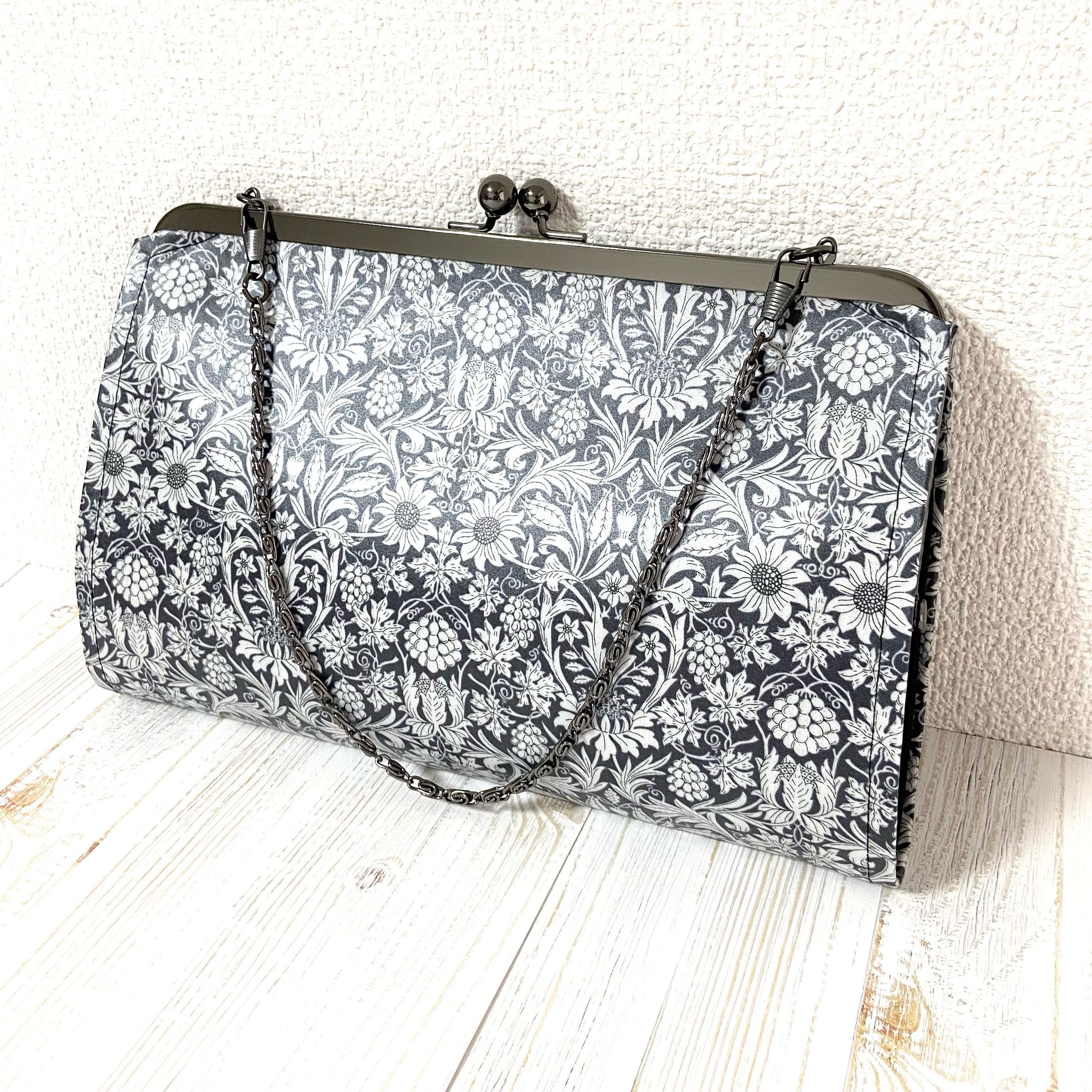 選べる ＊ラミネート＊ がま口クラッチバッグ 16×25㎝ ショルダー付き 金具シルバー・ブラック リバティプリント使用 5,840円