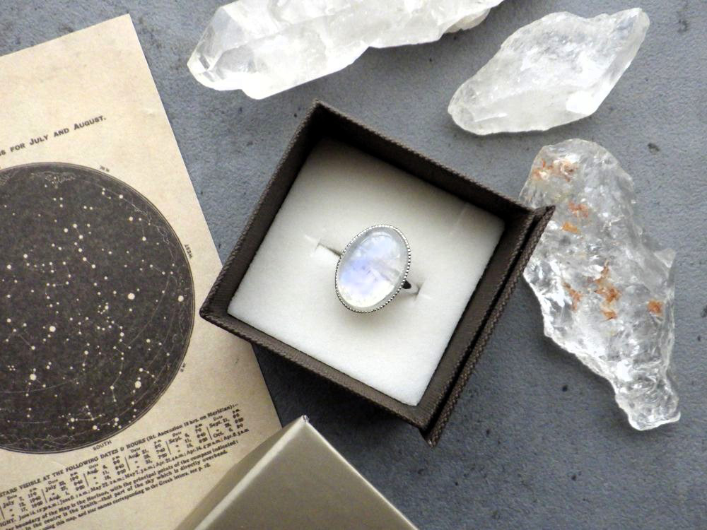【Creema限定】【一点もの】天然石の指輪 ■ シンプル 大粒オーバル ■ レインボームーンストーン