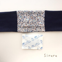 ダブルガーゼのポケット付きスカーフ（ネイビー・小花柄）ネッククーラー　ネックウォーマー 4枚目の画像