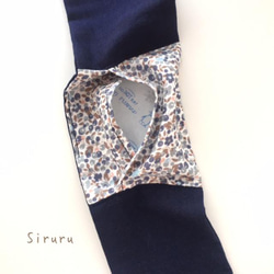ダブルガーゼのポケット付きスカーフ（ネイビー・小花柄）ネッククーラー　ネックウォーマー 3枚目の画像