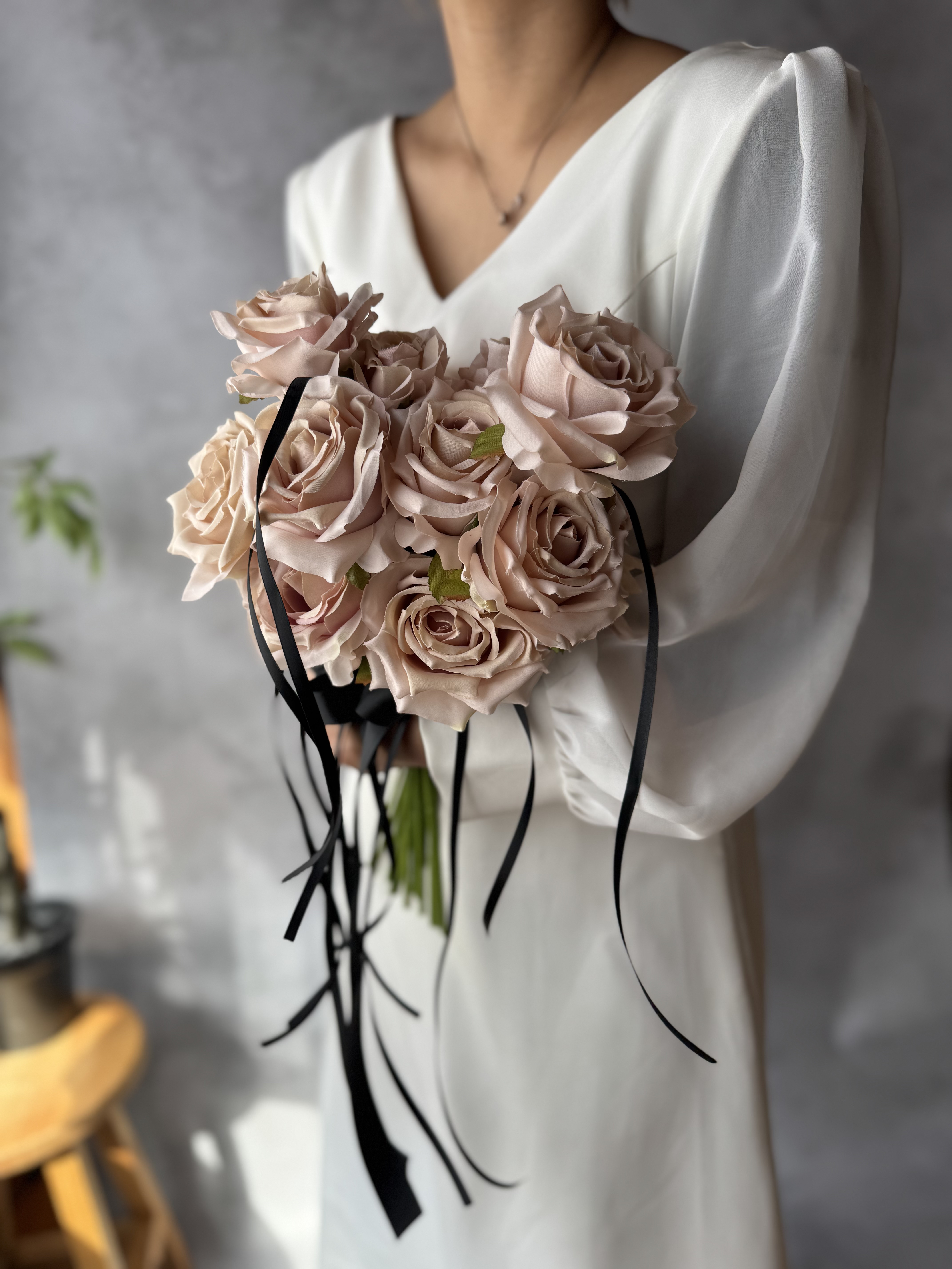 【送料無料】くすみピンクベージュ×黒リボンクラッチブーケ☆ブートニア