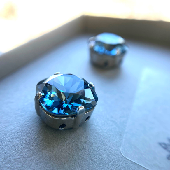 スワロフスキー®︎ カフス Carré アクアマリン ギフトボックス付 12枚目の画像