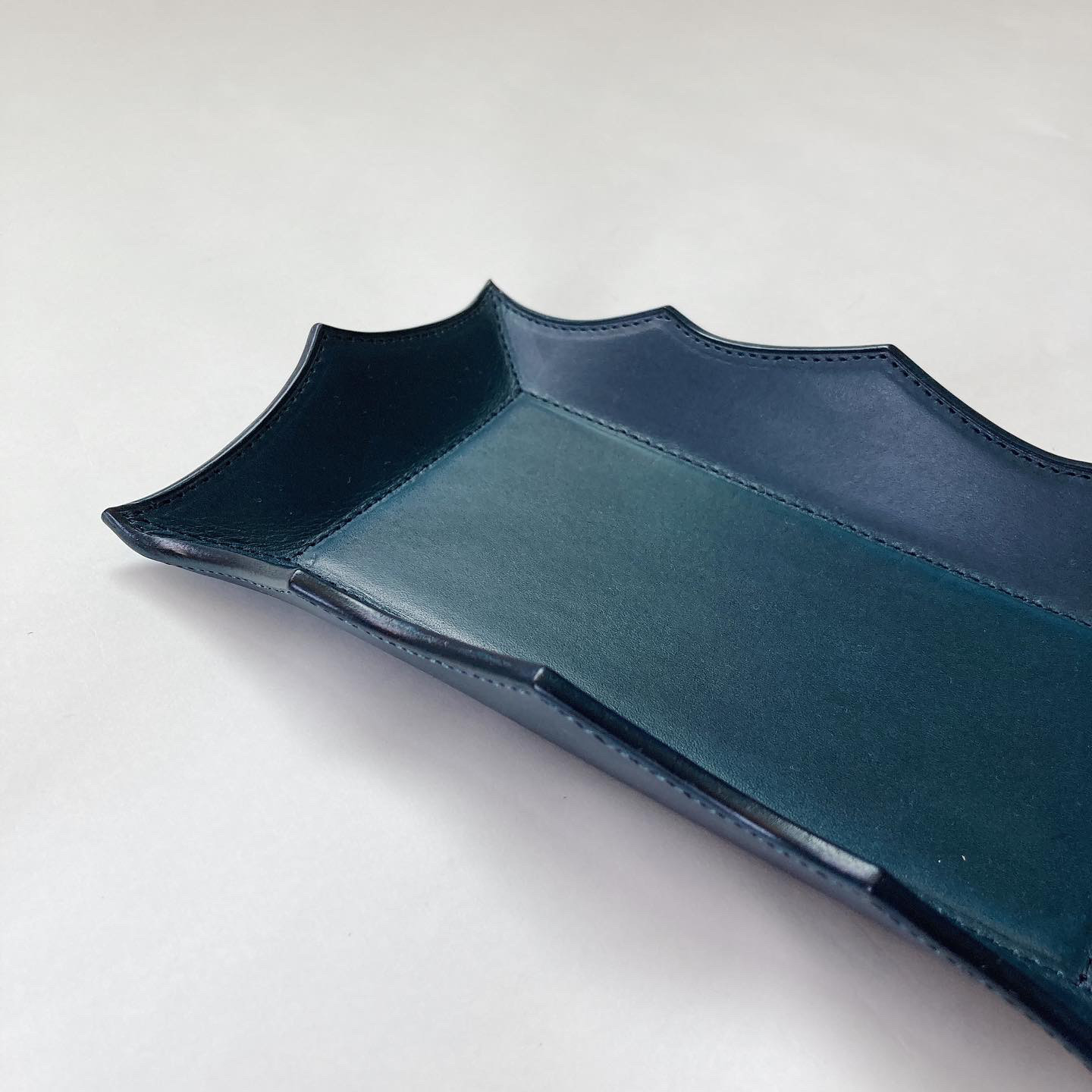 番外編"Wave" レザートレイ(キャッシュトレイ) ブッテーロ<ネイビー>  ネーム刻印無料