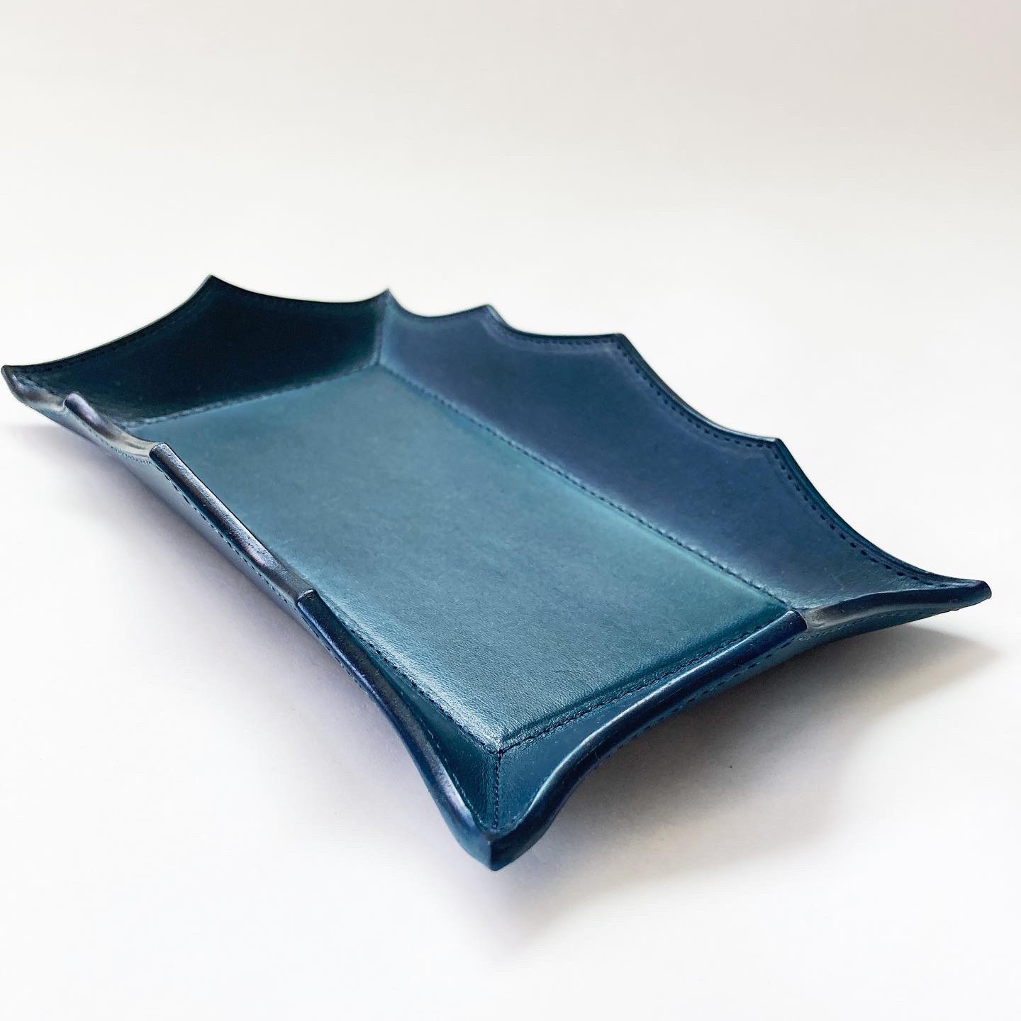 番外編"Wave" レザートレイ(キャッシュトレイ) ブッテーロ<ネイビー>  ネーム刻印無料