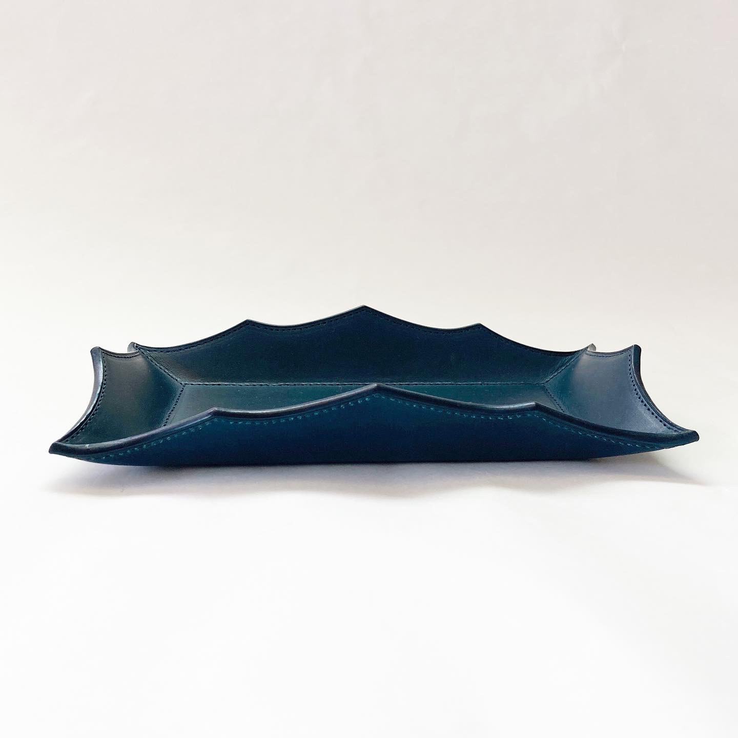 番外編"Wave" レザートレイ(キャッシュトレイ) ブッテーロ<ネイビー>  ネーム刻印無料