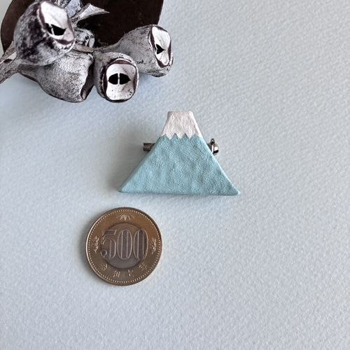 陶ブローチ【富士山】ナチュラルで日本らしいおしゃれアクセサリー