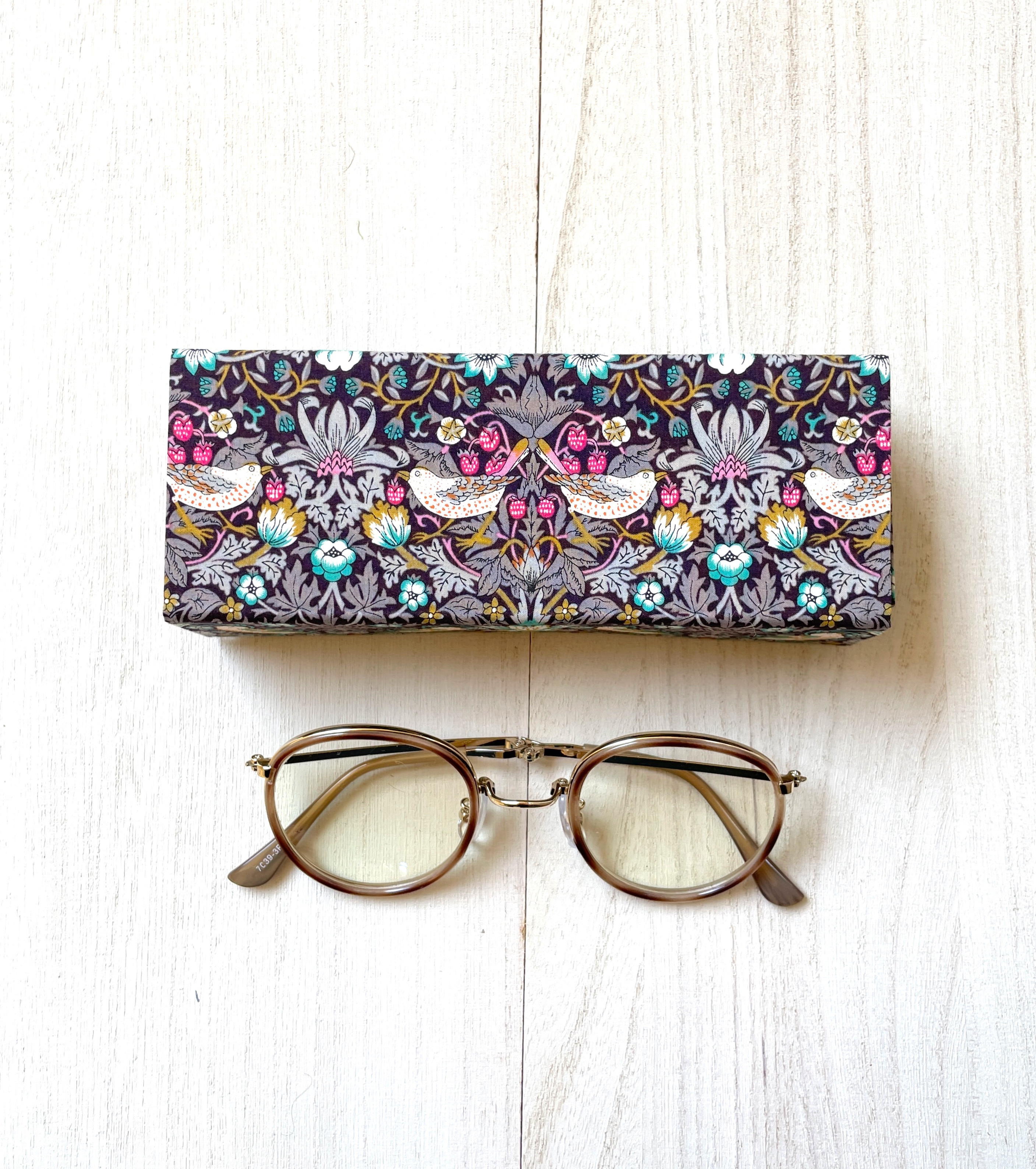 折疊盒~眼鏡盒/筆盒~（William Morris Strawberry Sweef PK） 眼鏡盒Raspberry Ripple  的作品7532564｜Creema