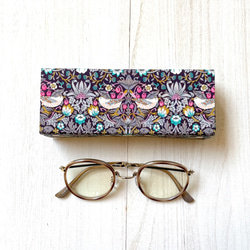 たためる箱　～メガネケース・ペンケース～（ウィリアムモリス・ストロベリースウィーフPK） 1枚目の画像