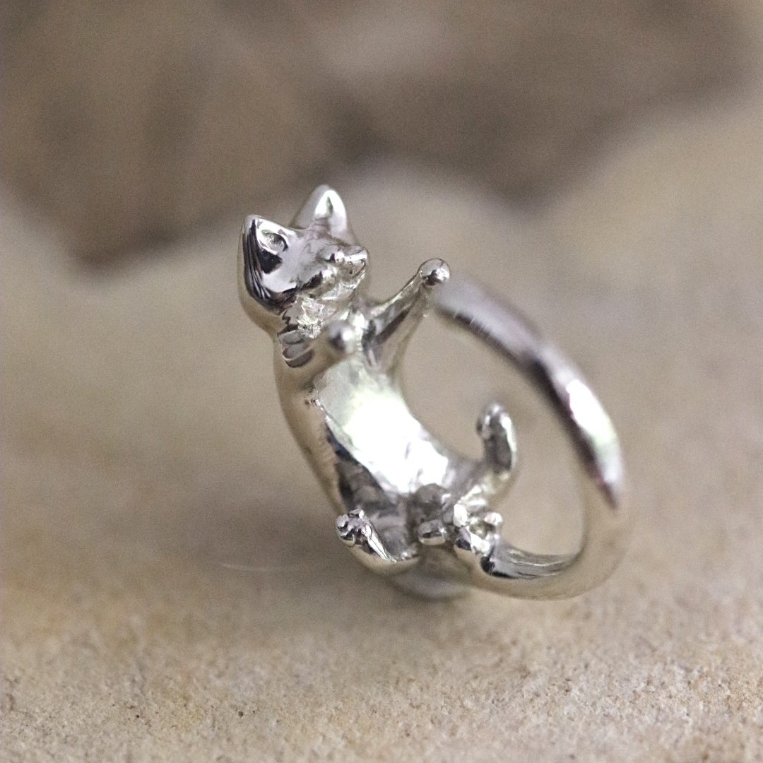 イニャーカフ 隠れたい猫 シルバーイヤーカフ