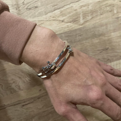 シンプルなバングルにカエルが休憩しているのが可愛い「FROG BANGLE」 10枚目の画像