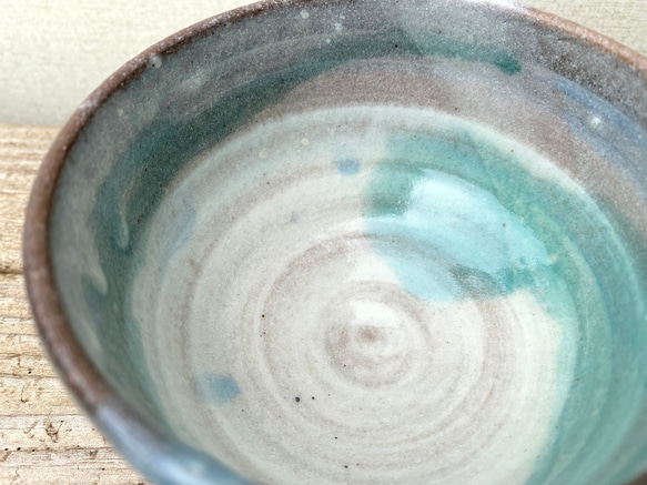 長石釉とエメラルドグリーンの流れ　茶碗 6枚目の画像