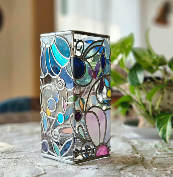 ベルギー/ウランガラスのスタイリッシュ花瓶 ベルギー/ウランガラスのスタイリッシュ花瓶 - メルカリ
