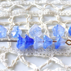 花　青白オーロラ混じり　チェコビーズCzech Glass Beads１０個 2枚目の画像