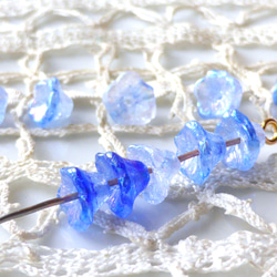 花　青白オーロラ混じり　チェコビーズCzech Glass Beads１０個 1枚目の画像