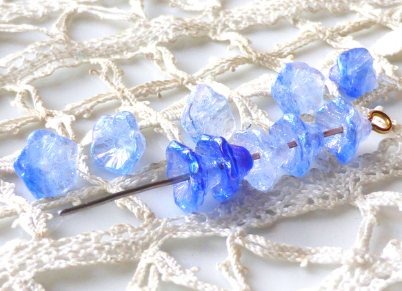 花　青白オーロラ混じり　チェコビーズCzech Glass Beads１０個 3枚目の画像
