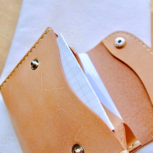 手のひらサイズのコンパクトウォレット 本革ミニ財布 ヌメ革財布