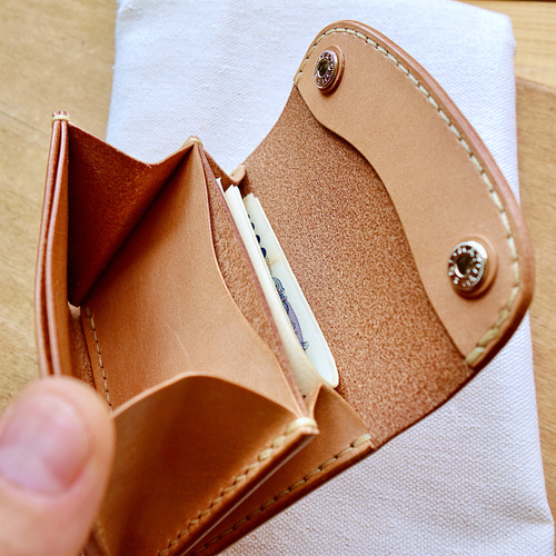 手のひらサイズのコンパクトウォレット 本革ミニ財布 ヌメ革財布