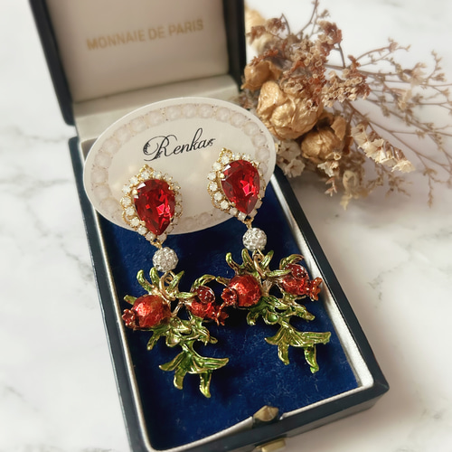 赤い果実とスワロフスキーの大ぶりイヤリング【フルーツ・アンティーク