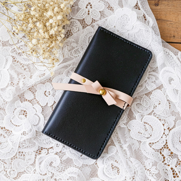 iPhone】リボン付き手帳型ケース＜黒xナチュラル＞スタッズとリボンが