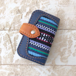 沖縄の織物とイタリアレザーの二つ折りキーケース　ネイビー×キャメル　（織物シリーズ） 3枚目の画像
