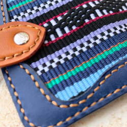沖縄の織物とイタリアレザーの二つ折りキーケース　ネイビー×キャメル　（織物シリーズ） 5枚目の画像
