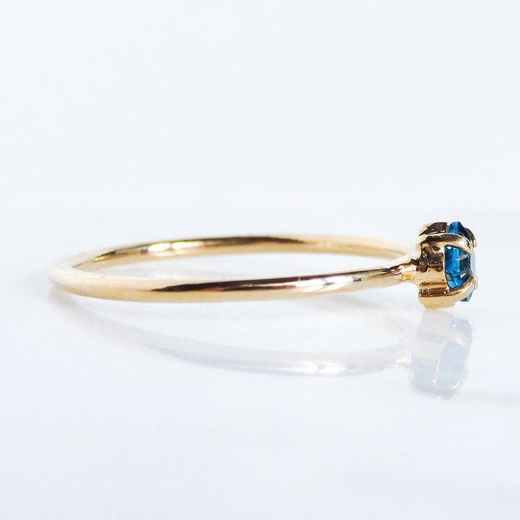 ロンドンブルートパーズリング・スクエアカット・深みブルーの華奢プレーンリング　11月誕生石　サイズオーダー可　重ね付け 10枚目の画像