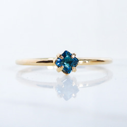 ロンドンブルートパーズリング・スクエアカット・深みブルーの華奢プレーンリング　11月誕生石　サイズオーダー可　重ね付け 8枚目の画像