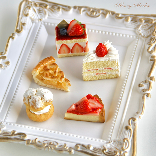 【展示のみ(受注制作不可)】いちごタルトのキーホルダー♡ご希望のイニシャルで♡ いちごタルトのキーホルダー その他アクセサリー Honey Mocha 通販