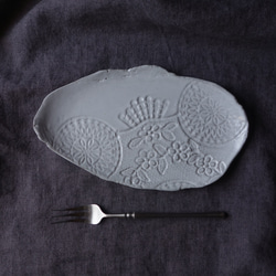 Junclay レリーフ皿Ｍ：花と円×ホワイト デザート皿 フルーツ皿 アクセサリートレー 陶器 陶磁器　洋食器 4枚目の画像