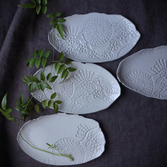 Junclay レリーフ皿Ｍ：花と円×ホワイト デザート皿 フルーツ皿 アクセサリートレー 陶器 陶磁器　洋食器 2枚目の画像