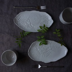 Junclay レリーフ皿Ｍ：花と円×ホワイト デザート皿 フルーツ皿 アクセサリートレー 陶器 陶磁器　洋食器 3枚目の画像