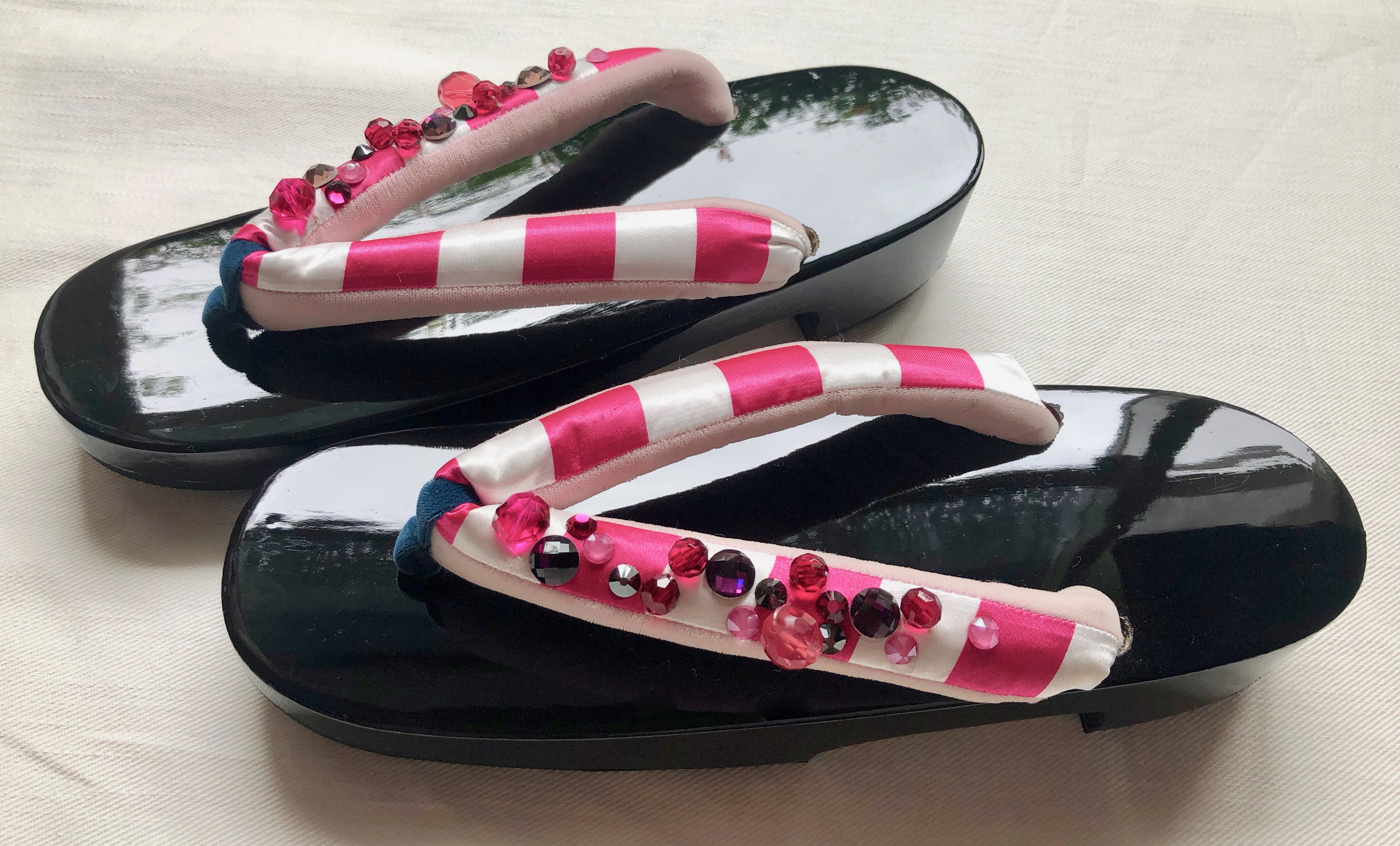 下駄　デコ下駄　白×ピンクストライプ柄鼻緒　桐下駄　ヒール型(右近)黒塗り下駄