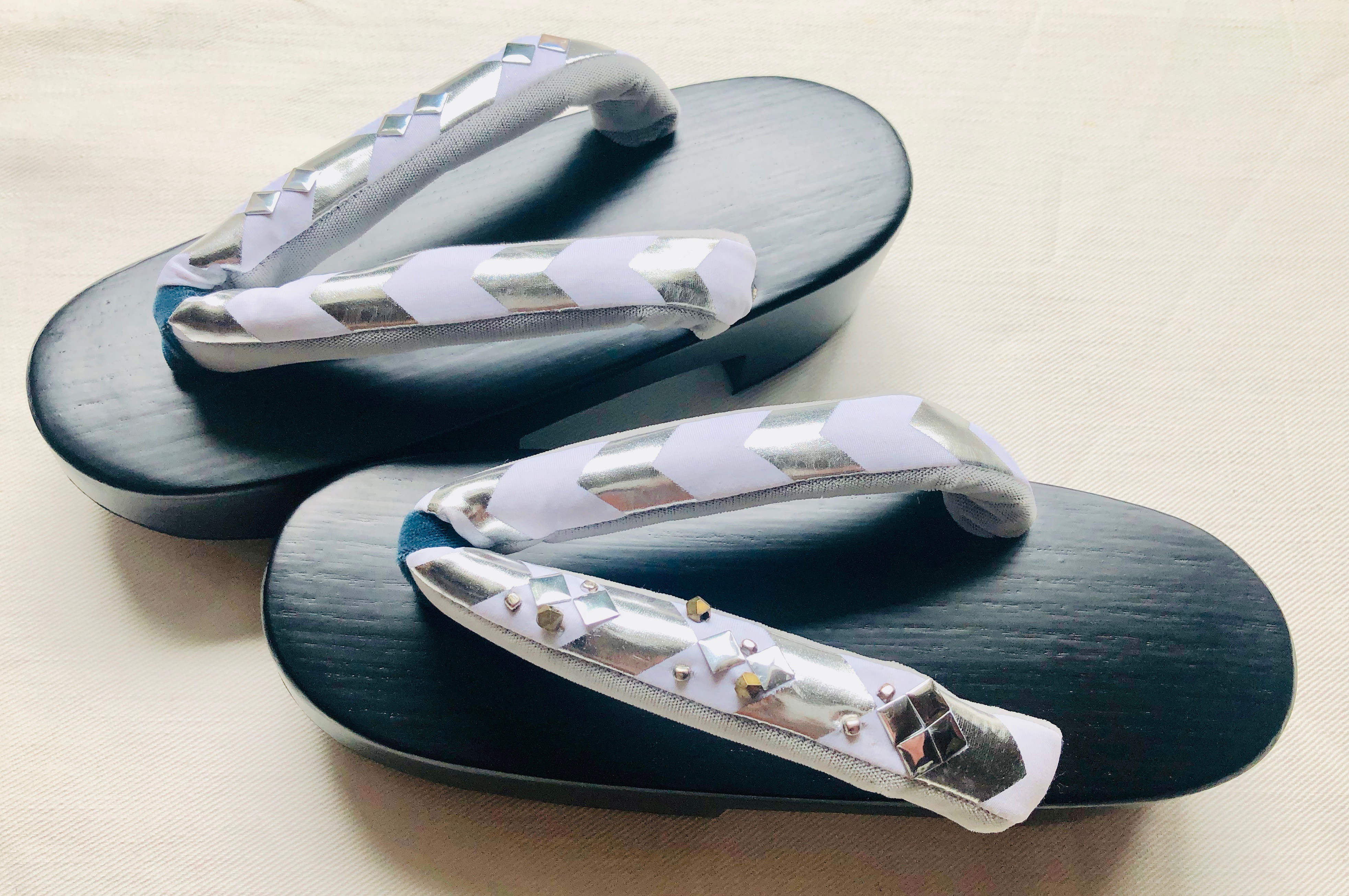 下駄　デコ下駄　白×シルバー幾何学柄鼻緒　桐下駄　ハイヒール型(高右近)黒塗り下駄