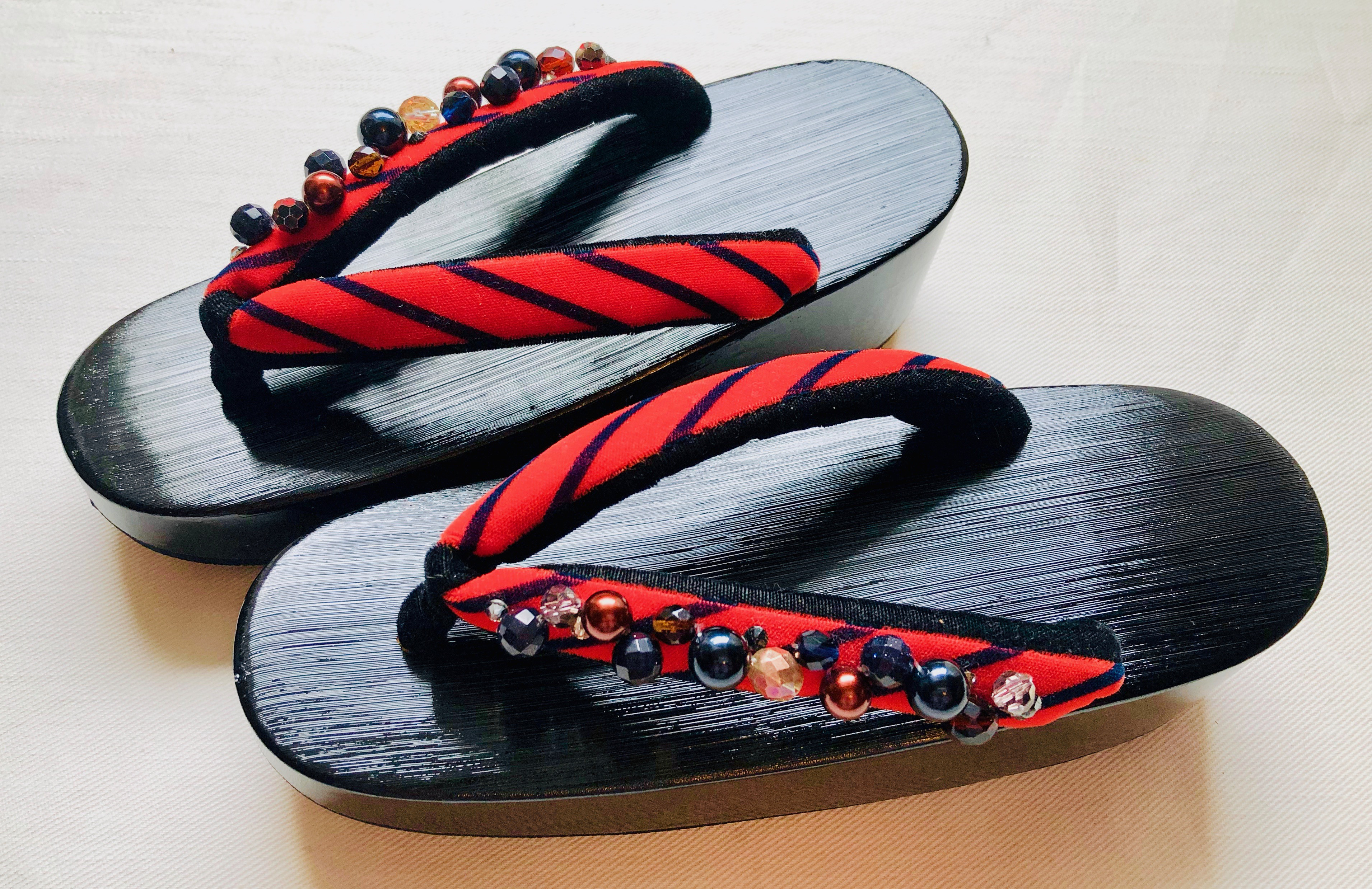 下駄　デコ下駄　赤黒ストライプ鼻緒　桐下駄　ウェッジヒール型(舟型)黒塗り下駄