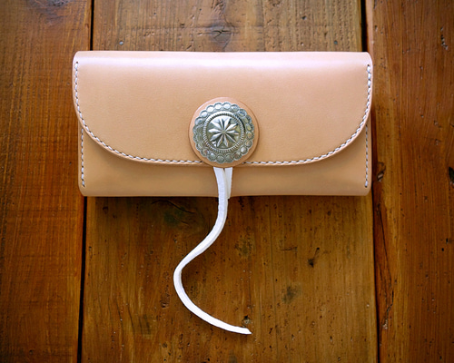 レザー 長財布 ベージュシルバーコンチョ 3つ折りロングウォレット 楽天市場】レザーウォレット メンズ コンチョ付き 長財布 本革 三鈷杵