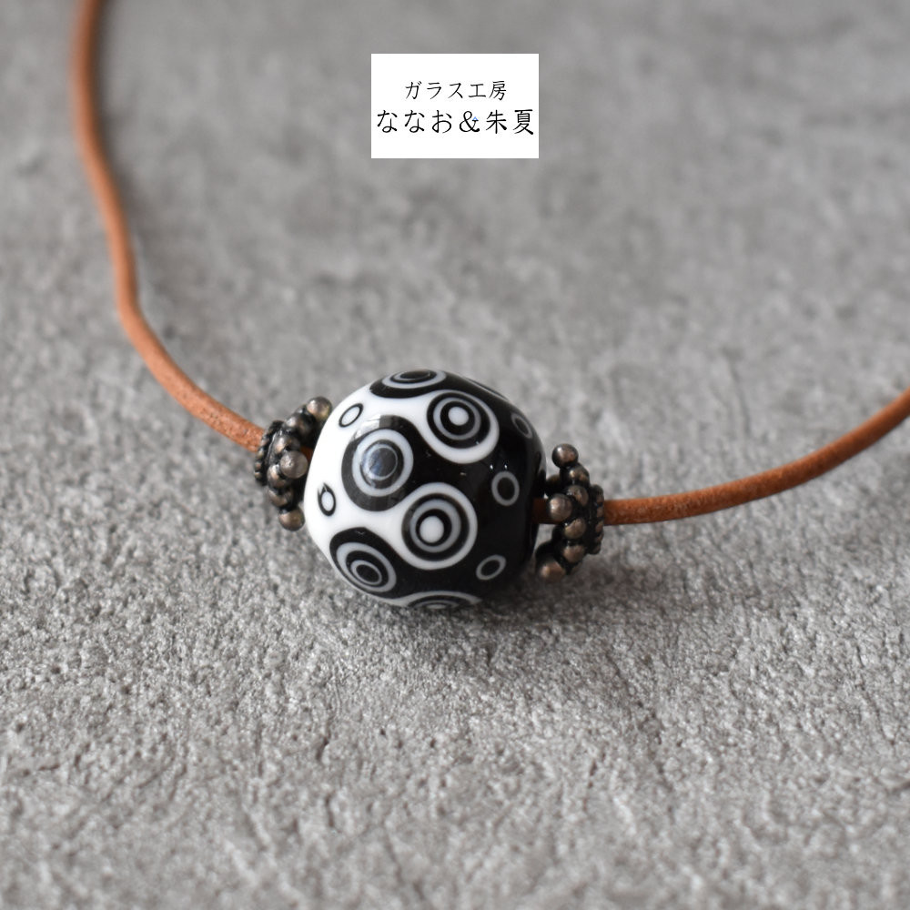 モダンウェーブ　黒いとんぼ玉のペンダント（紐長め）