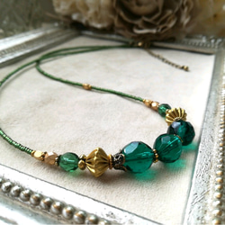 真鍮ビーズとエメラルド色チェコビーズの少し長めのネックレス