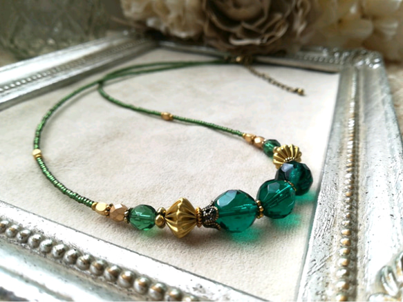 真鍮ビーズとエメラルド色チェコビーズの少し長めのネックレス