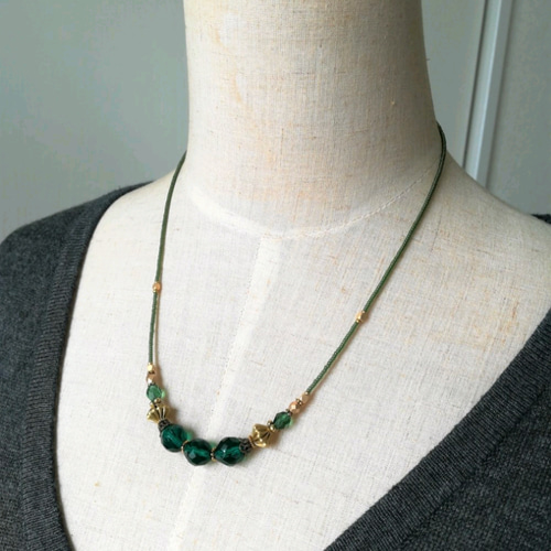 エメラルドのビーズネックレス SMALL-DARK-GREEN-EMERALD-BEAD-