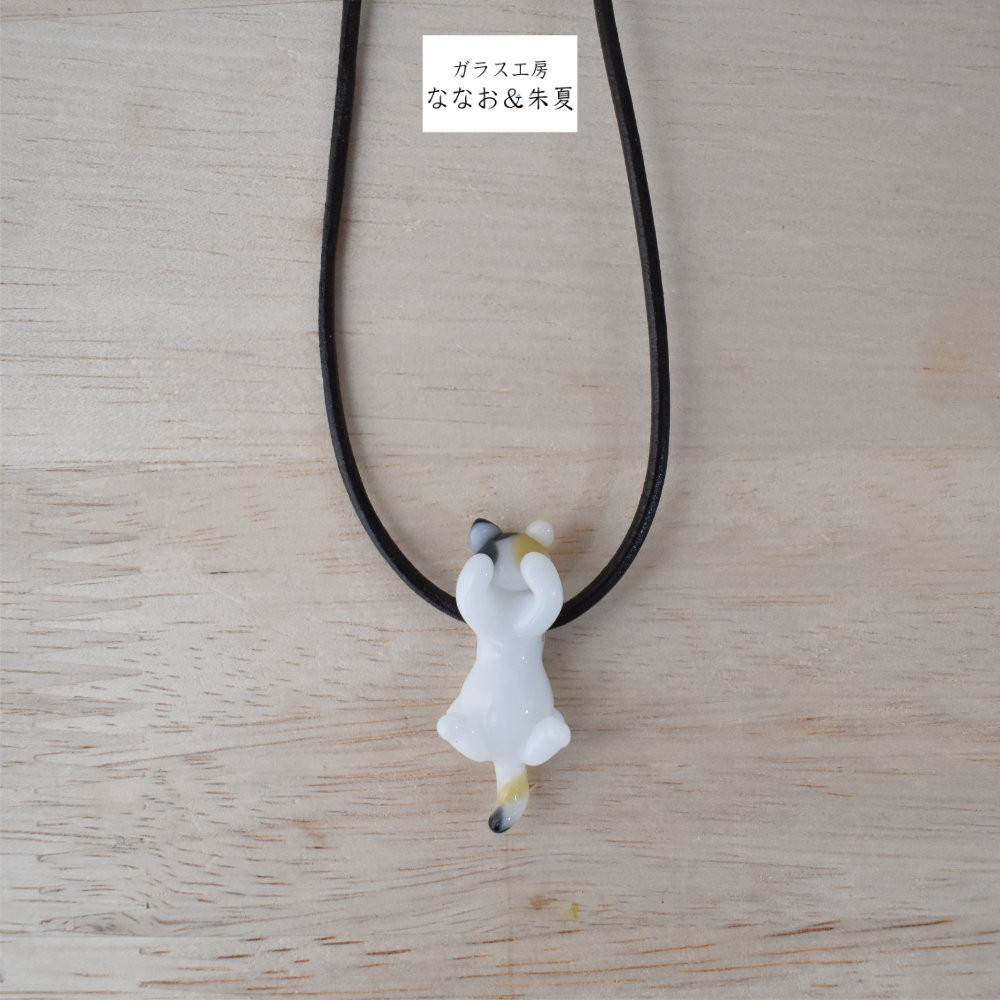 猫のとんぼ玉ペンダント　おやすみ子猫(へそ天)　みけねこ