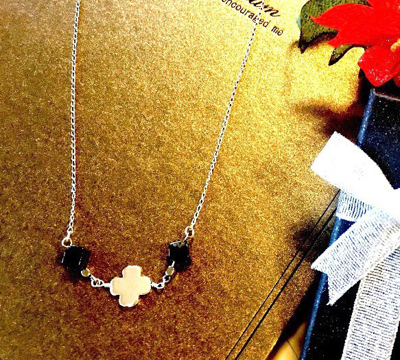 純銀・SV999・シルバー＊クローバーと天然石オニキスのネックレス 4,930円