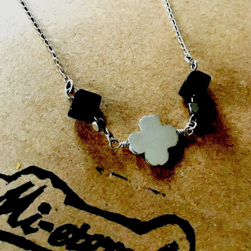 オニキスのクローバーネックレス