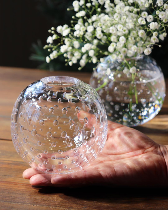 「小さな泡の花器L」カスミソウ インテリア 透明感 ドット クリスタルガラス 泡の水玉模様 一輪挿し ナチュラル 4枚目の画像